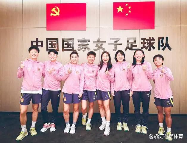 《黏人俱乐部》讲述了五个平凡小人物在老胡同经营一家名为“黏人俱乐部”的小酒馆时，意外触发一台神秘八音盒，在一系列奇幻又爆笑的生活历险中，发生的一个个啼笑皆非的故事